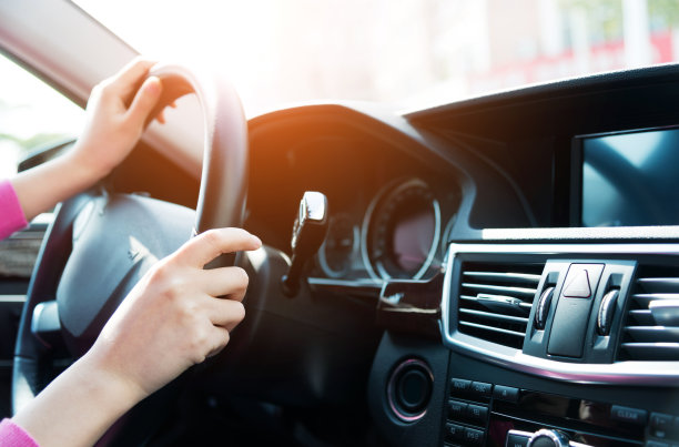 女人手握方向盘图片下载