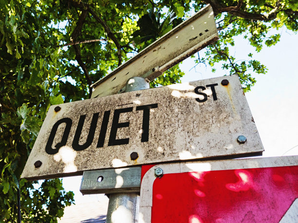 “安静街”的旧路标图片下载