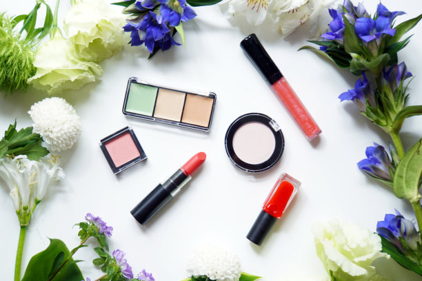 漂亮的花和化妆品。图片下载