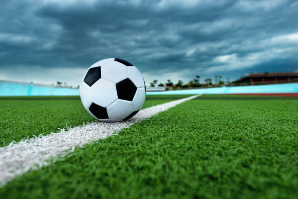 足球在白线上图片下载