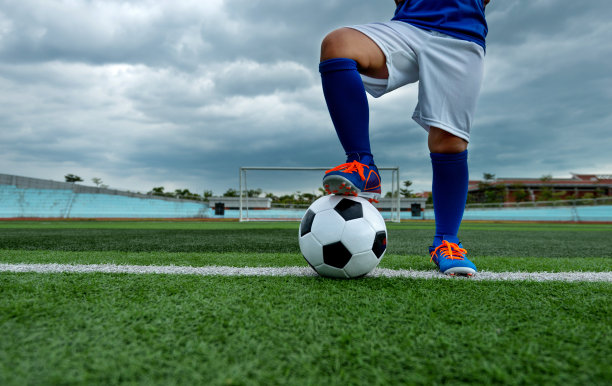 足球运动员等待开球的双脚图片下载