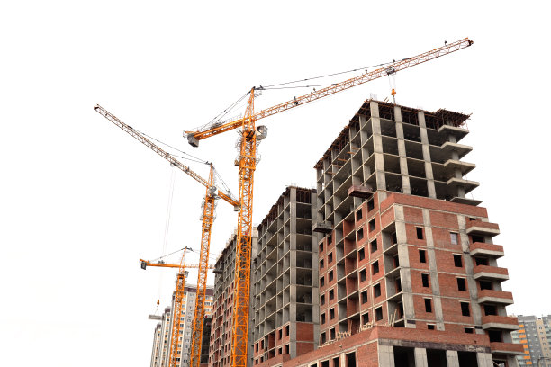 建筑工地，正在建造新房，起重机，白色的天空背景图片下载