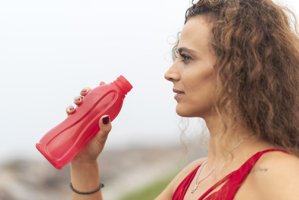 女人在训练时喝水图片下载