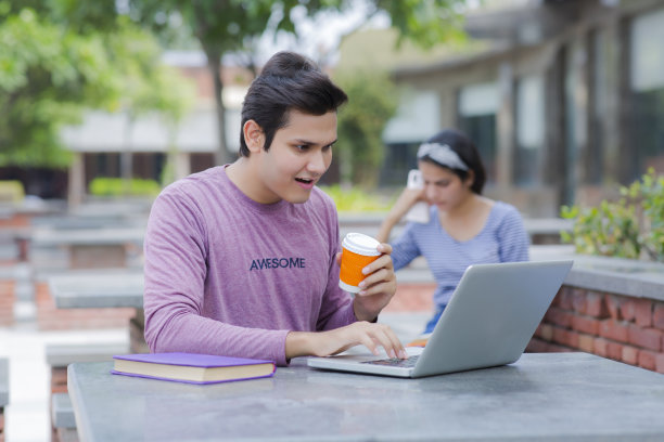 大学生使用笔记本电脑库存照片图片下载