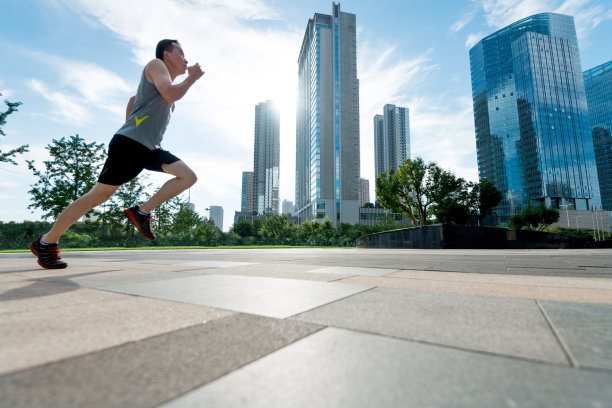 在城市街道上奔跑的人图片下载