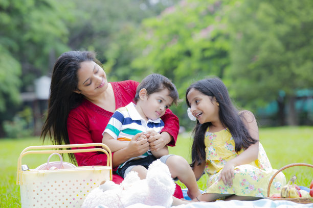 快乐的家庭享受野餐在自然在夏季股票照片图片下载