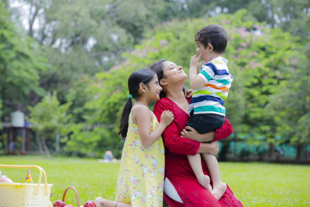 快乐的家庭享受野餐在自然在夏季股票照片图片下载