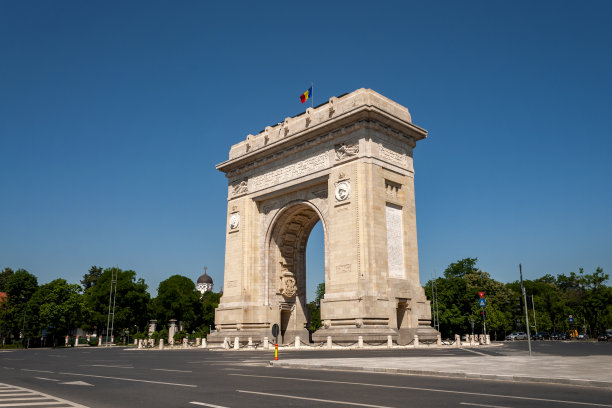 凯旋门，东欧地标和旅游目的地概念主题与凯旋门(凯旋门)在布加勒斯特(罗马尼亚首都)在一个夏天无云的天空图片下载