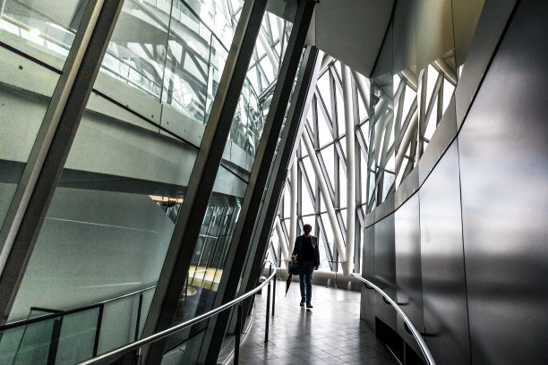 商人和城市的现代未来主义室内办公建筑图片下载