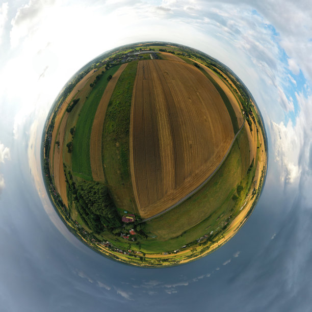 无人机360度农业景观全景，麦田、村庄、草地、森林、地平线暴雨。图片下载