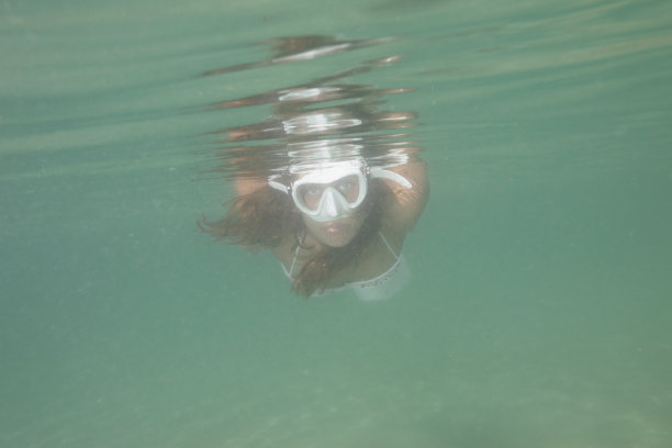 水上运动。漂亮的潜水者，迷人的女人浮潜。运动的女人。美丽的蓝色的大海。水下图片下载