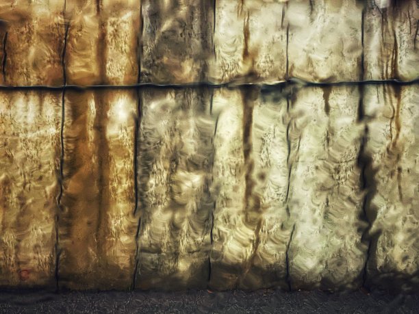 雨天的空墙图片下载