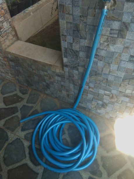 蓝色的水管粘在水龙头上了图片下载