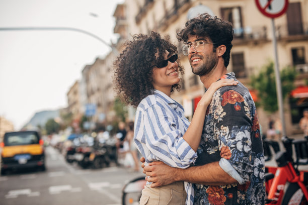 一对年轻情侣在街上拥抱图片下载