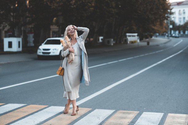 时尚女孩在户外摆造型图片下载