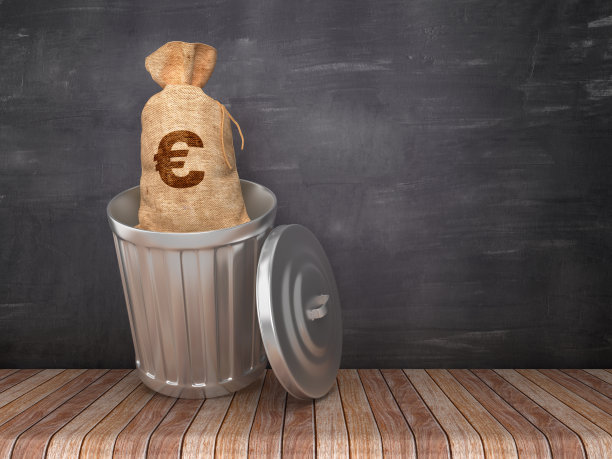 垃圾桶与欧元钱袋在黑板背景- 3D渲染图片下载