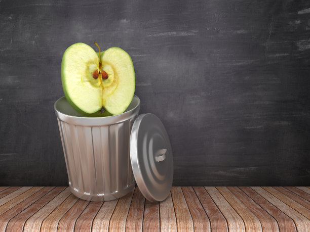 垃圾桶与苹果在黑板上的背景- 3D渲染图片下载