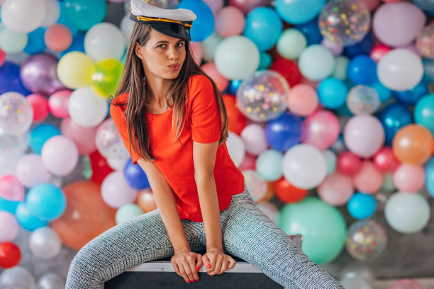 坐在气球前的女士图片下载