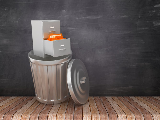 垃圾桶与档案在黑板背景- 3D渲染图片下载