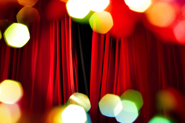 舞台上的红色窗帘与散焦灯光背景图片下载