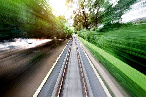 模糊的铁路穿过公园图片下载