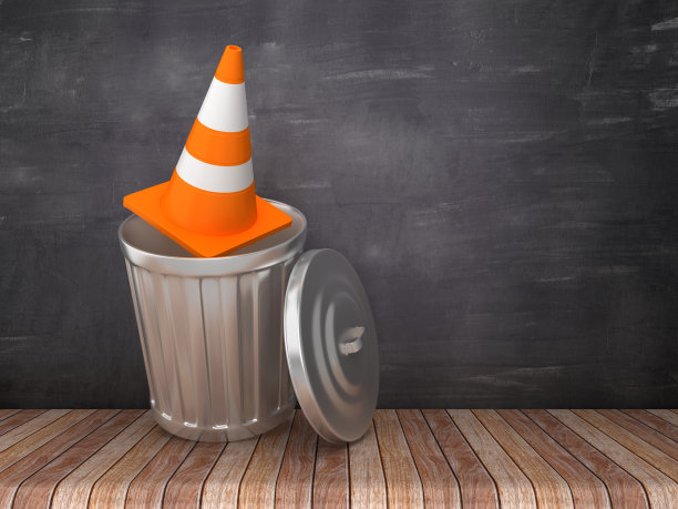 垃圾桶与交通锥在黑板上的背景- 3D渲染图片下载