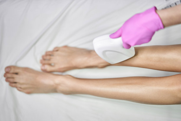 一个年轻女孩在做激光脱毛手术。激光脱毛柜图片下载