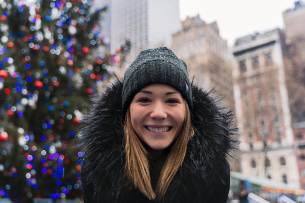 一名年轻女子在圣诞树前的肖像，在纽约市图片下载