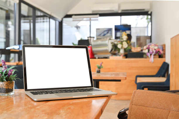 笔记本电脑在咖啡馆的木桌上。图片下载