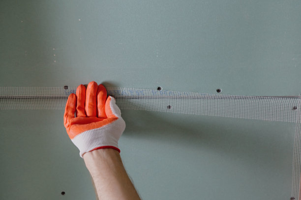 在石膏板上粘网。图片下载