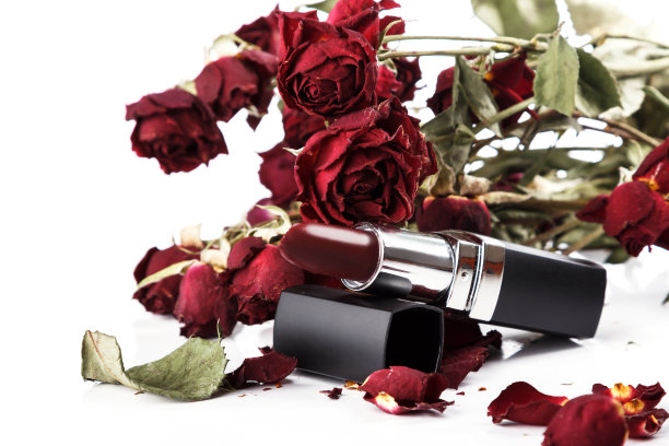 口红和干玫瑰花图片下载