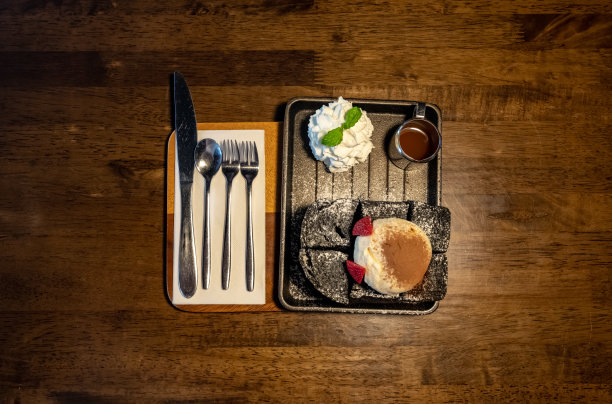 俯视图chacohoney吐司与香草冰淇淋图片下载