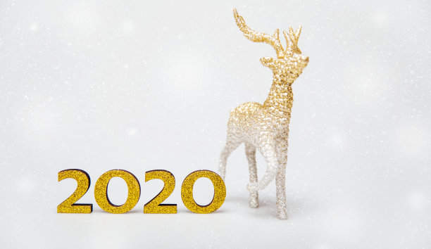 金色的动物。一个金色闪亮的鹿雕像的特写照片，放置在2020年的金色数字附近。新年的概念图片下载