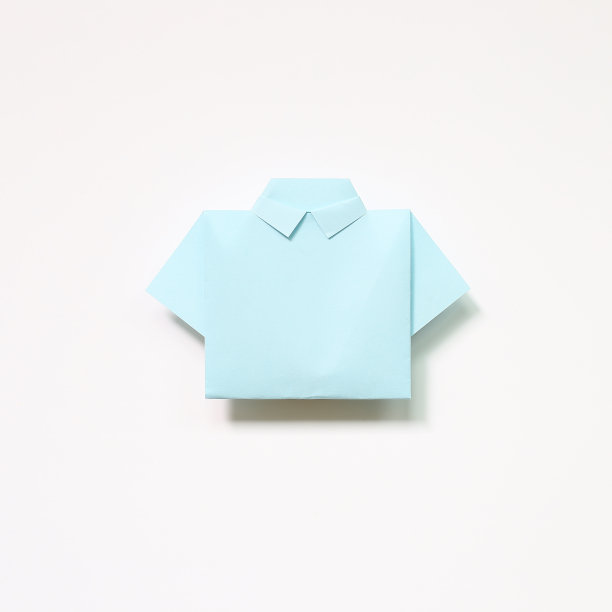 白色背景上的蓝色纸衬衫折纸图片下载