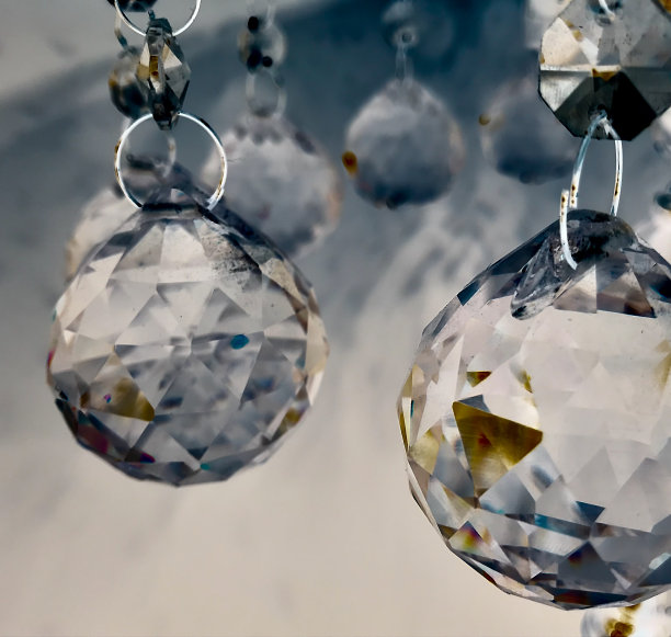 吊灯上倒置的水晶球图片下载