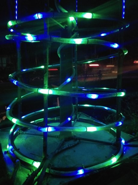 模糊的照片，抽象的花园灯光，在晚上图片下载