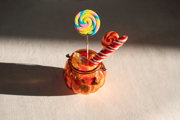 万圣节南瓜篮子与棒棒糖，糖果手杖和棉花糖，万圣节conсept图片下载