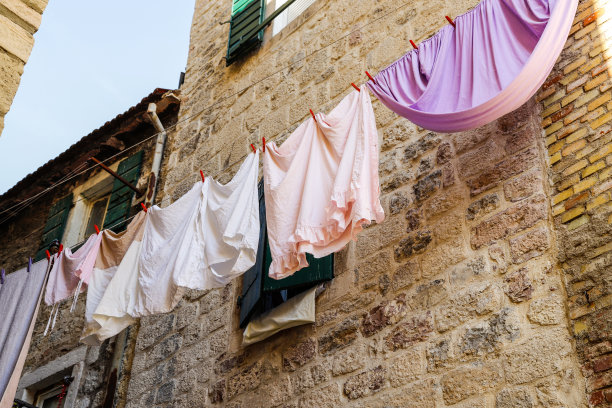 在黑山的科托尔老城狭窄的街道上，亚麻布正在晾衣绳上。2019年9月图片下载