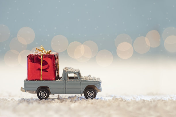 带礼物的玩具车图片下载