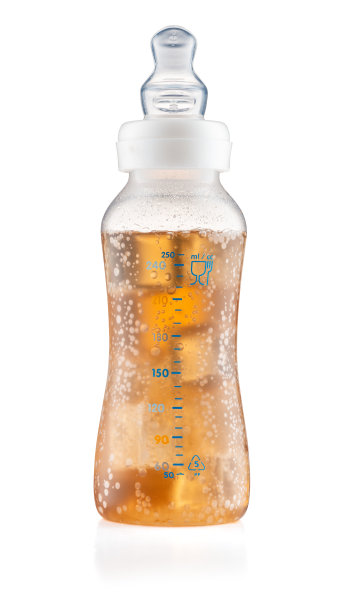 创意食物概念照片喂养婴儿儿童的瓶子装满瓜拉那饮料作为婴儿的牛奶替代品。图片下载