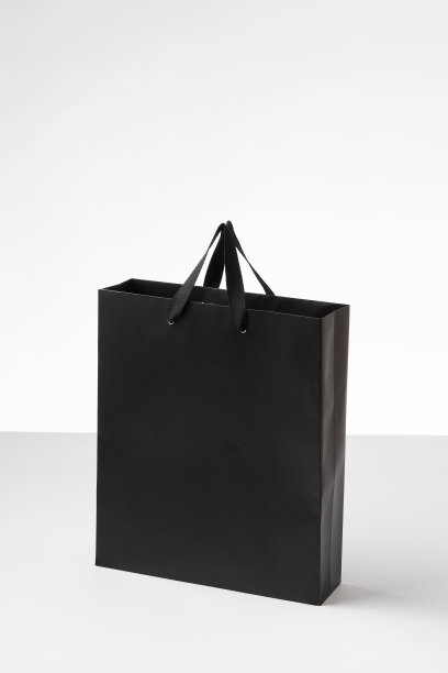 白色背景下的黑色购物纸袋。图片下载