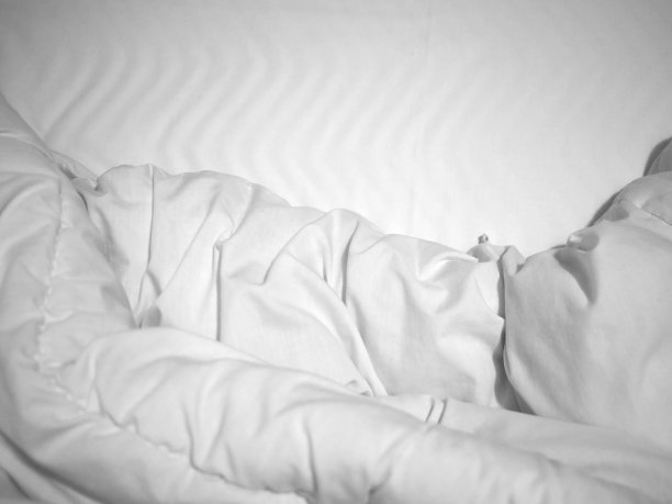 皱巴巴的白色床单图片下载