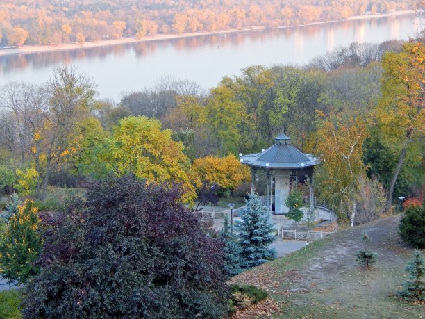 Разноцветная осень на Днепре。/第聂伯河五彩缤纷的秋天。图片下载