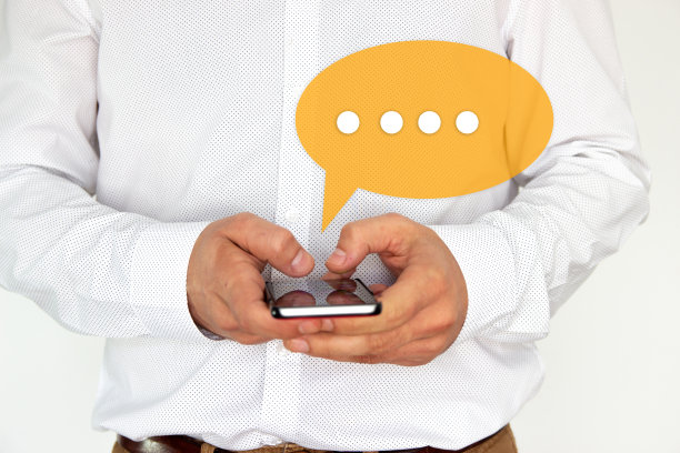 男人在手机上打字。在线聊天聊天应用交流数字媒体网站和社交网络。图片下载