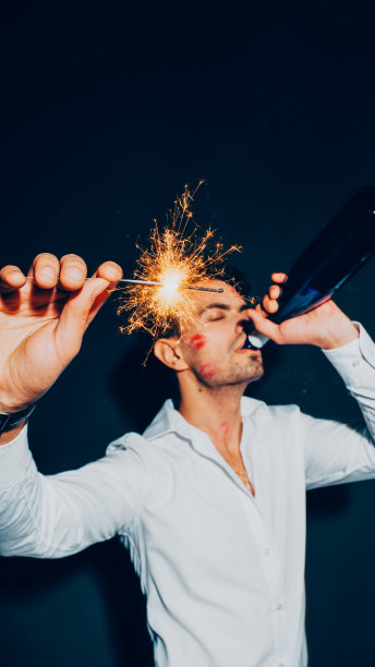 新年派对上的醉鬼亲口红喝酒图片下载