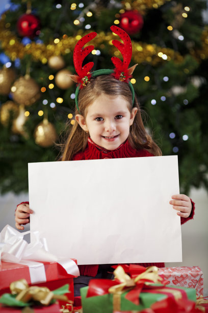 小女孩拿着有拷贝空间的横幅图片下载
