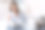 年轻女子在家里喝咖啡图片下载