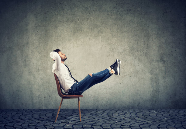 快乐休闲的商人坐在椅子上放松的脚图片下载