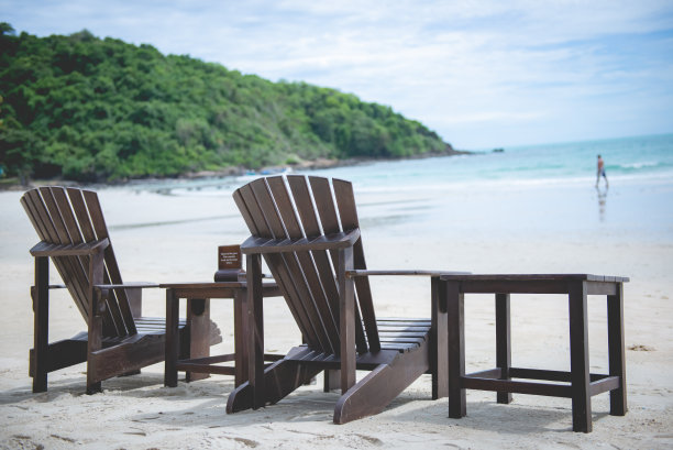 在泰国沙美岛的海滩上晒太阳。节日快乐的概念图片下载