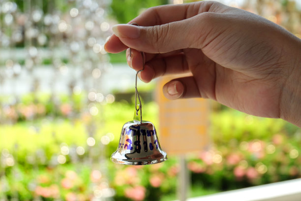 那只手拿着一个钟，上面写着它自己的名字。祈福根据佛教信仰请求祝福图片下载